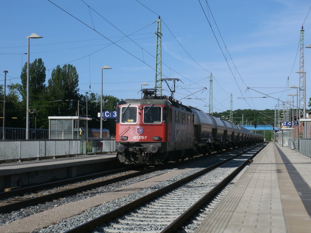 Jeden Mittwoch kommt zwischen 17:30 und 18:30 Uhr eine Re 421,von SBB-Cargo,von Mukran nach Lgerdorf durch Bergen/Rgen.Am 01.Juni 2011 war es die Re 421 375 die ohne Halt durch Bergen/Rgen fuhr. 