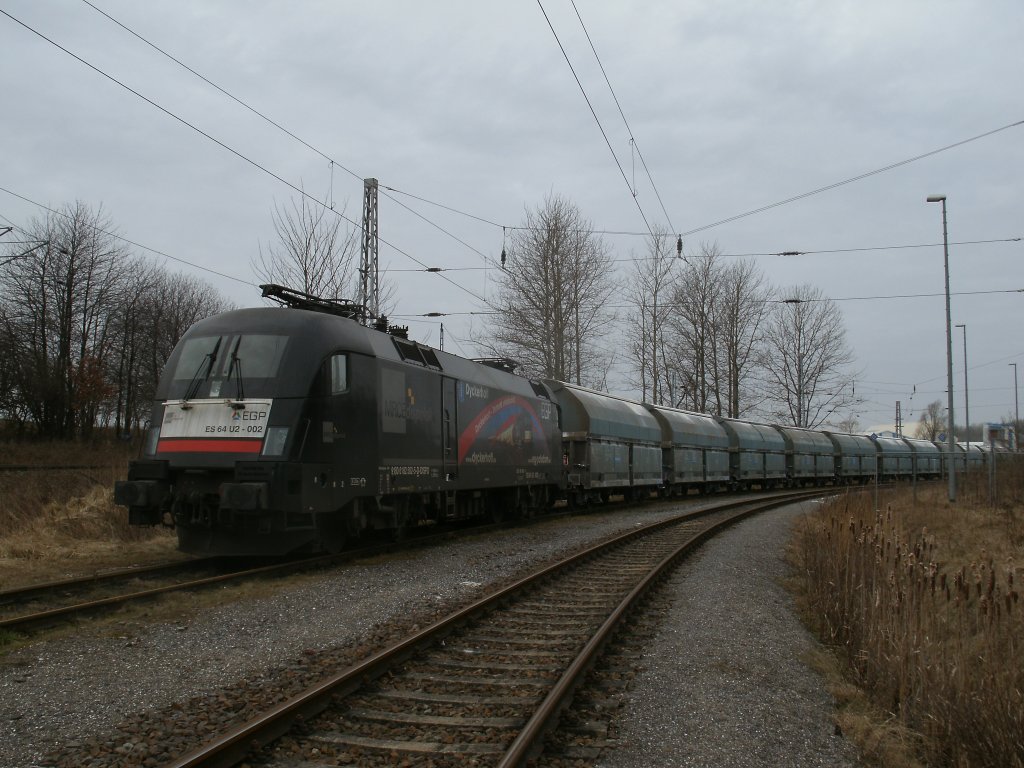 Jeden Montag,Mittwoch und Freitag wird man in Klementelvitz den EGP Taurus ES64U2-002 sehen.Am 09.M�rz 2012 stand der Taurus vor dem Kreidezug im �bergabebahnhof.