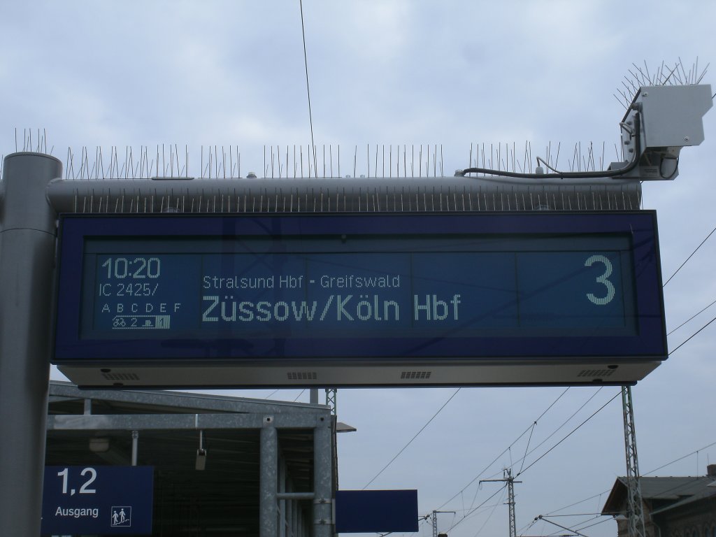 Jeden Sonnabend wird der Uex 2425,von Binz nach Kln,um 10:20 Uhr in Bergen/Rgen angekndigt.Aufnahme vom 11.Mai 2013.