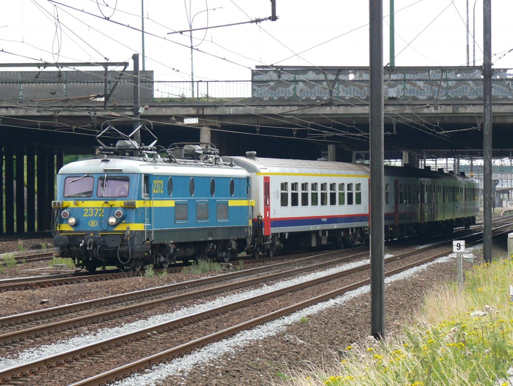 Jeden Tag das selbe Prozedere : eine Altbaulok der Serie 23 (hier 2372) biegt mit seinen M4-Wagen ins Depot von Antwerpen-Noorderdokken ein, setzt um, und f�hrt dann nach einiger Zeit wieder zur�ck in Richtung Antwerpen. Aufgenommena m 27/07/2010.