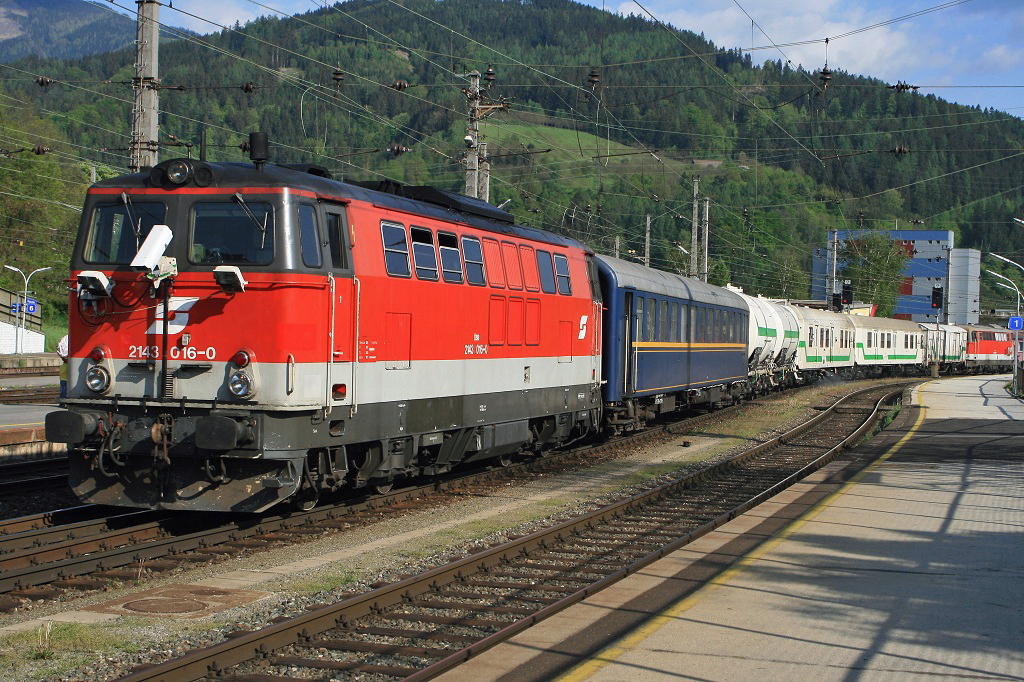 Jedes Jahr im Fr�hjahr werden alle Strecken der �BB mit einer Vegetationskontrollfahrt befahren. Fr�her bezeichnete man diese Fahrten schlicht und einfach als Unkrautvertilungszug. Der Zug ist an beiden Enden mit einer Lok gekuppelt die verschieden Zusatzeinbauten besitzten. Am 2.5.2009 f�hrt dieser Zug von Leoben kommend in den Bf.Bruck/Mur ein. An der Zuglok 2143 016 sieht man deutlich die zus�tzlichen Scheinwerfer und die Kamera.