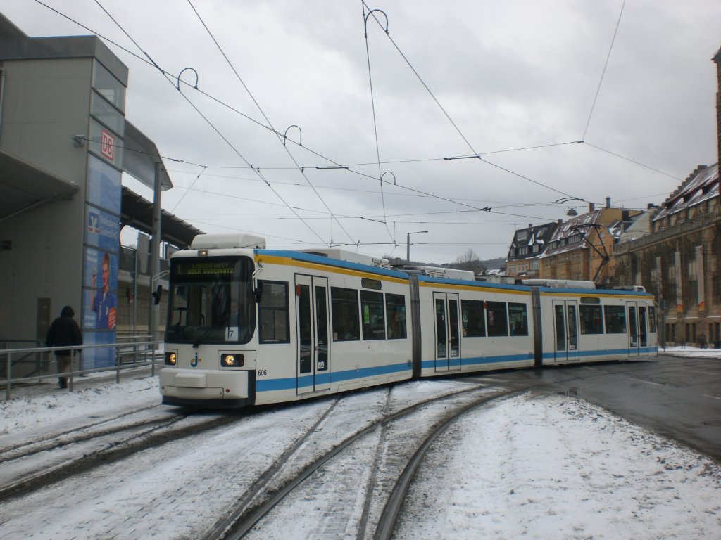 Jena: Straenbahnlinie 1 nach Lobeda-West am Paradiesbahnhof.(28.1.2010)