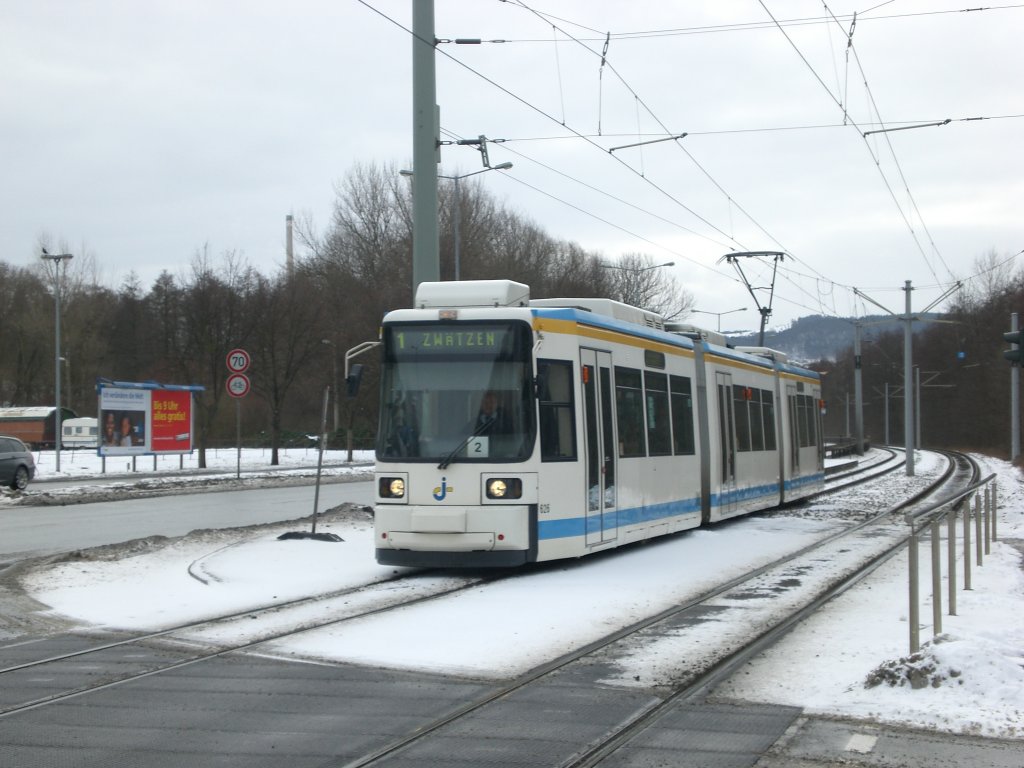 Jena: Stra�enbahnlinie 1 nach Zw�tzen Schleife an der Haltestelle Sportforum.(28.1.2010)
