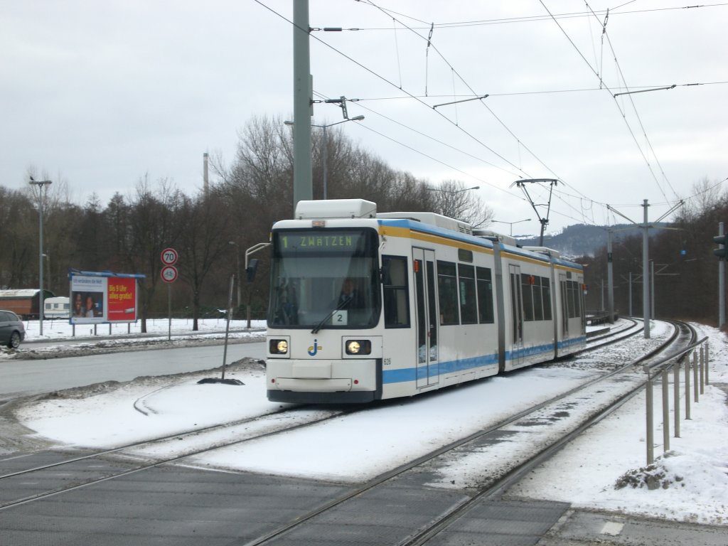 Jena: Straenbahnlinie 1 nach Zwtzen Schleife an der Haltestelle Sportforum.(28.1.2010)