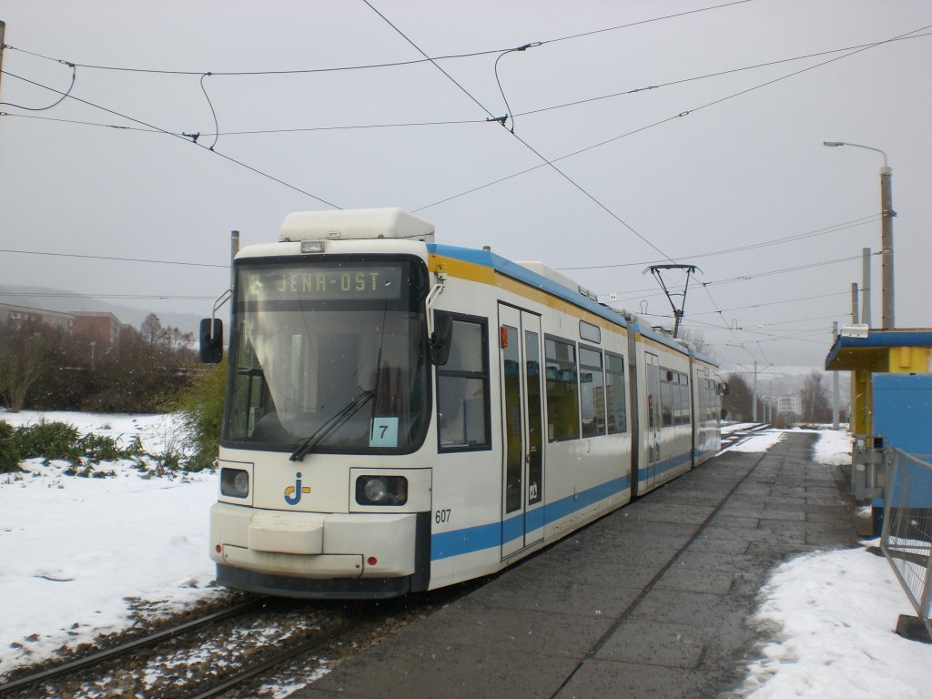Jena: Straenbahnlinie 2 nach Jena-Ost an der Haltestelle Winzerla.(28.1.2010)
