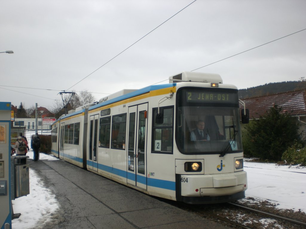 Jena: Straenbahnlinie 2 nach Jena-Ost an der Haltestelle Winzerla.(28.1.2010)