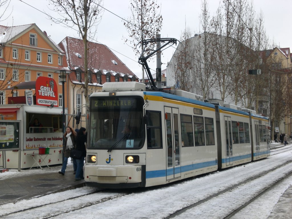 Jena: Straenbahnlinie 2 nach Winzerla an der Haltestelle Stadtzentrum.(28.1.2010)