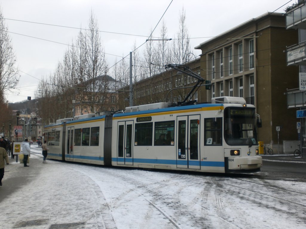 Jena: Straenbahnlinie 2 nach Winzerla an der Haltestelle Stadtzentrum.(28.1.2010)