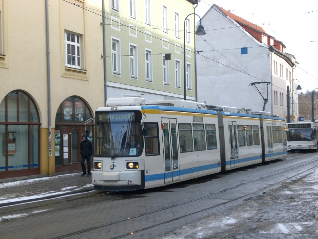 Jena: Stra�enbahnlinie 2 nach Winzerla an der Haltestelle Steinweg.(28.1.2010)