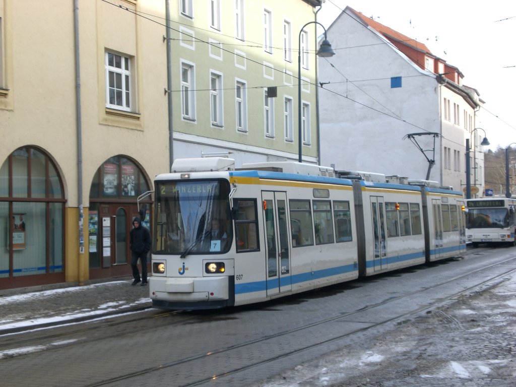 Jena: Straenbahnlinie 2 nach Winzerla an der Haltestelle Steinweg.(28.1.2010)