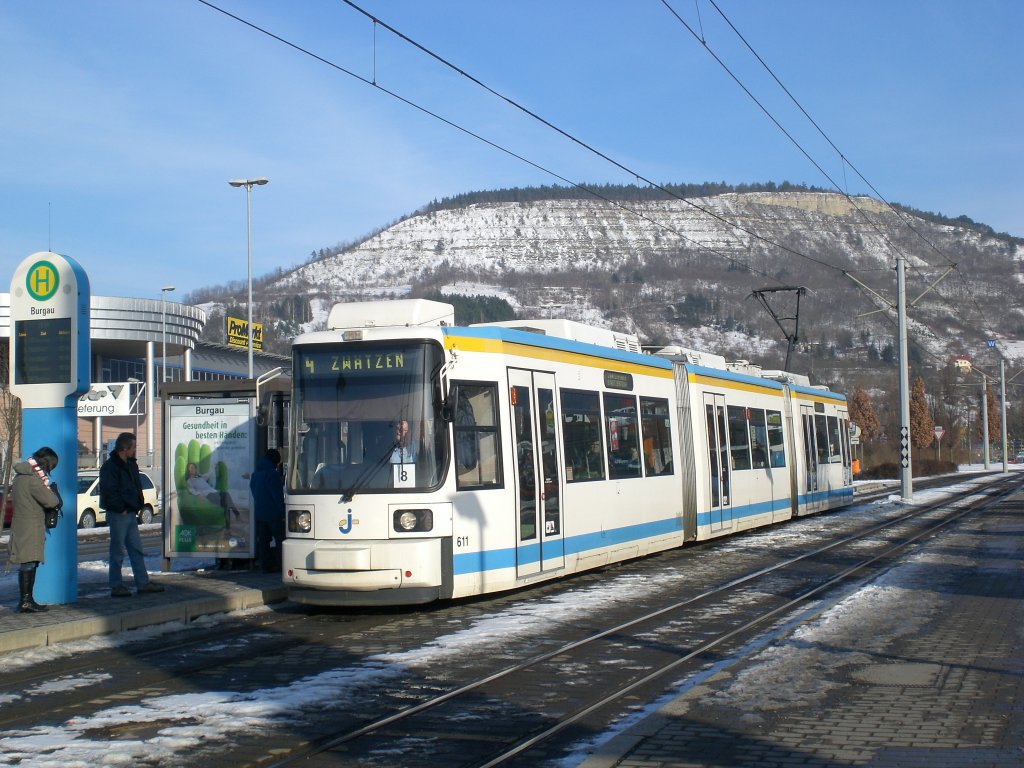 Jena: Straenbahnlinie 4 nach Zwtzen Schleife an der Haltestelle Burgau.(28.1.2010)