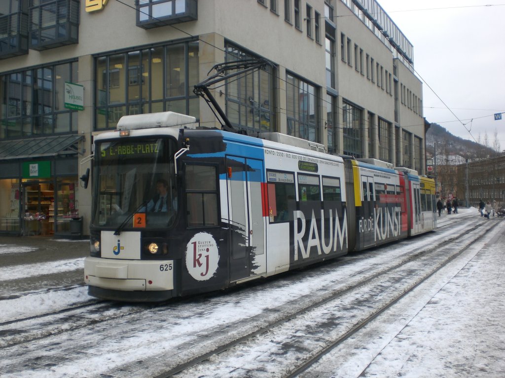Jena: Straenbahnlinie 5 nach Ernst-Abbe-Platz an der Haltestelle Stadtzentrum.(28.1.2010)