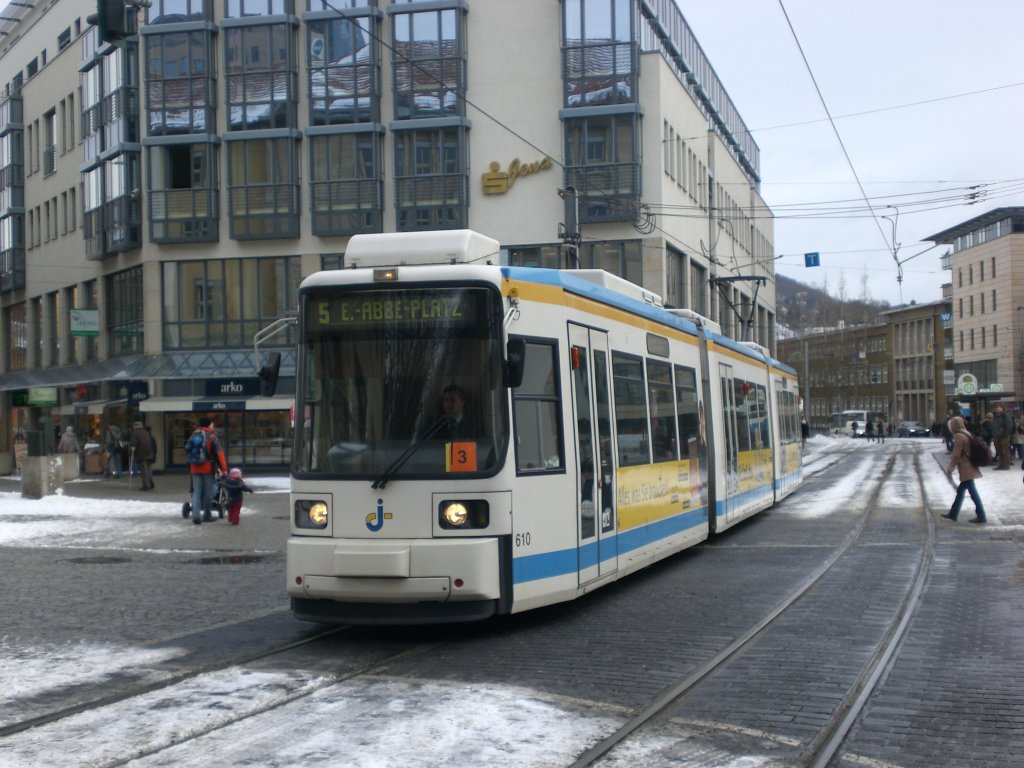 Jena: Straenbahnlinie 5 nach Ernst-Abbe-Platz an der Haltestelle Stadtzentrum.(28.1.2010)