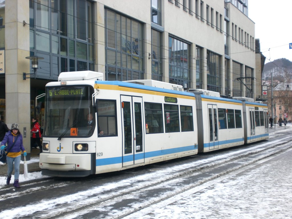 Jena: Straenbahnlinie 5 nach Ernst-Abbe-Platz an der Haltestelle Stadtzentrum.(28.1.2010)