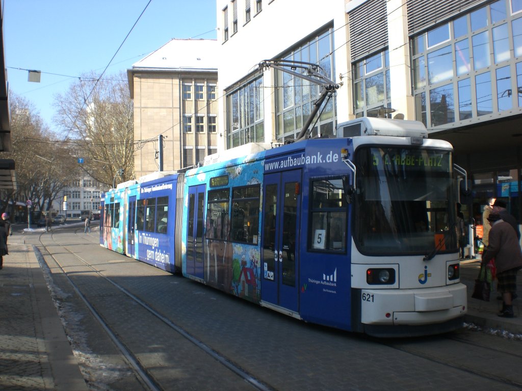 Jena: Straenbahnlinie 5 nach Ernst-Abbe-Platz an der Haltestelle Stadtzentrum.(28.1.2010)