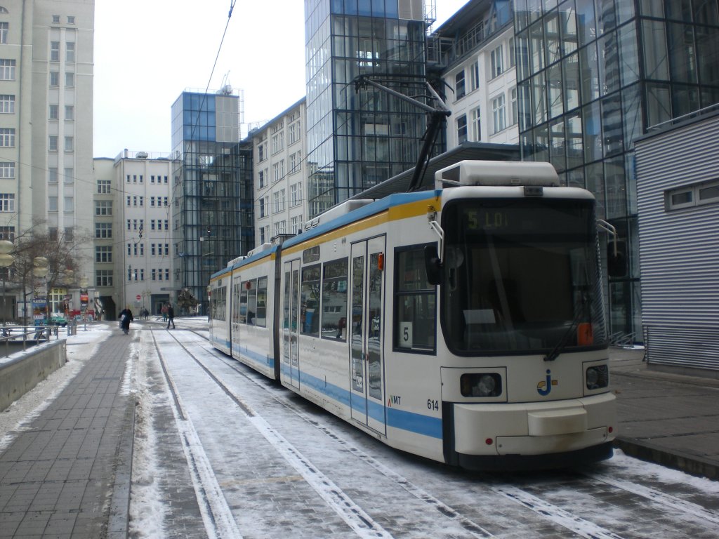 Jena: Straenbahnlinie 5 nach Lobeda-Ost an der Haltestelle Ernst-Abbe-Platz.(28.1.2010)