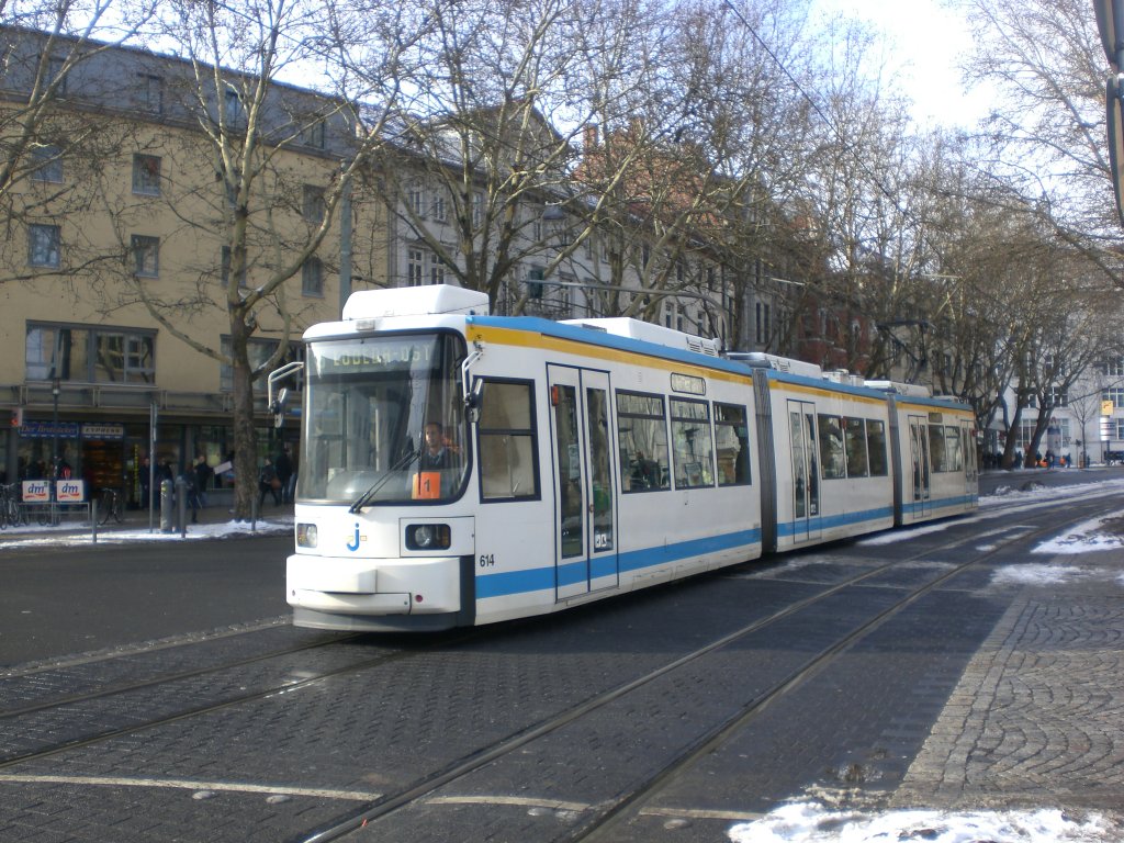 Jena: Stra�enbahnlinie 5 nach Lobeda-Ost an der Haltestelle Stadtzentrum.(28.1.2010)