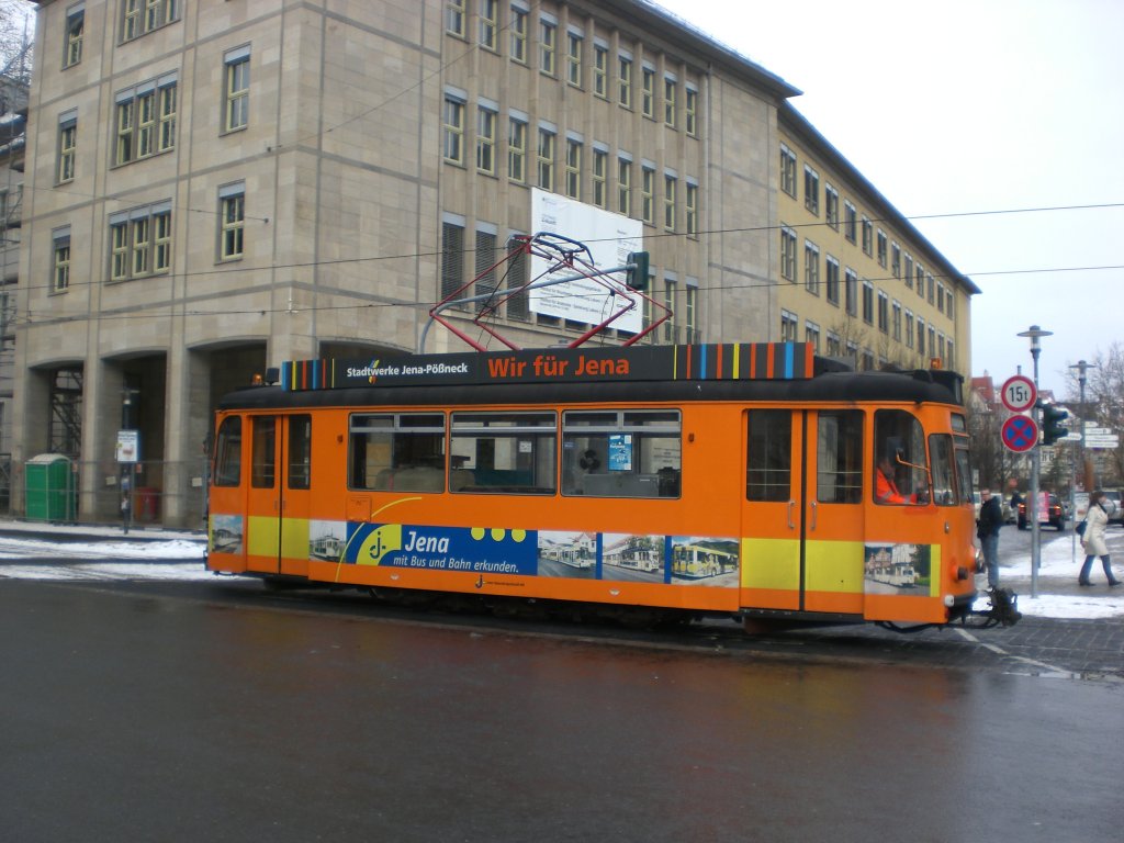 Jena: Stra�enbahnschleifzug an der Haltestelle Stadtzentrum.(28.1.2010)