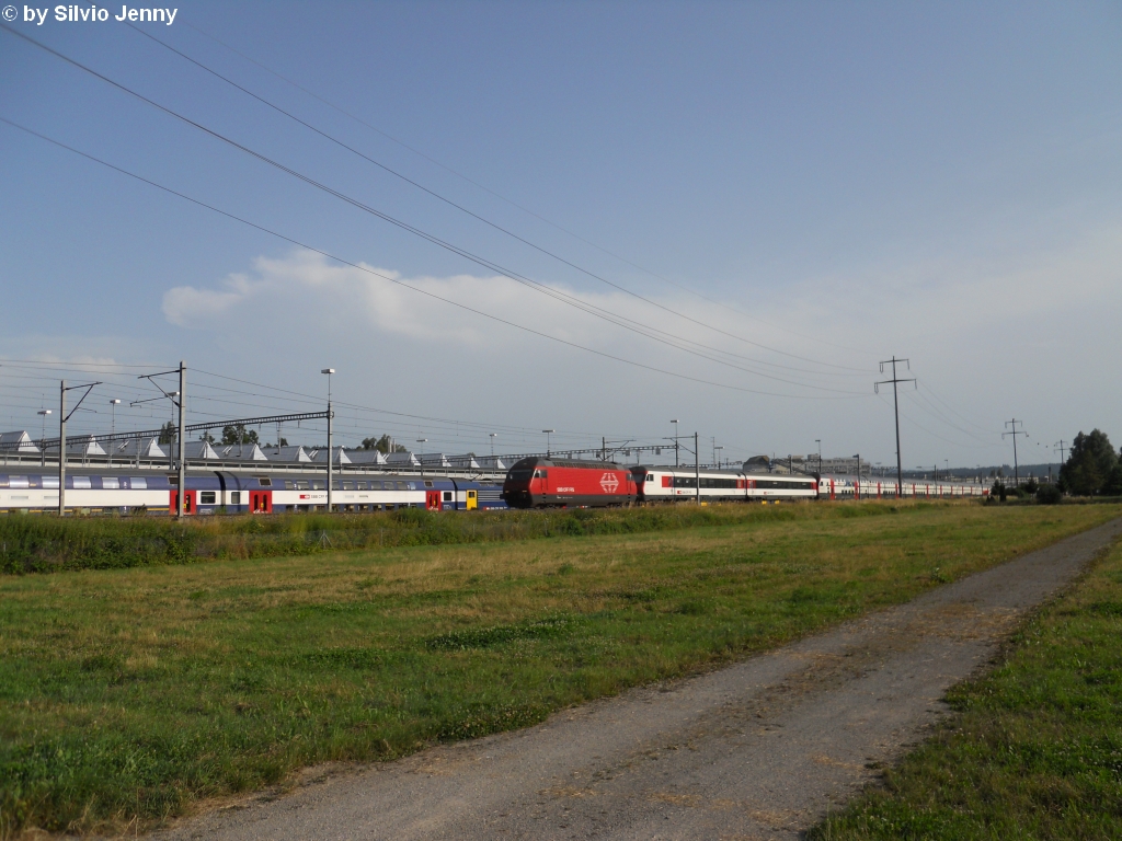 Jene Re 460, die am 10.7.2010 nicht einem Hitzetod erleideten wurden wenn mglich durch eine 2. Lok untersttzt, wie hier der IC 835, dem die Re 460 015-1 vorgespannt wurde, whrend (nicht sichtbar) die Re 460 110-0 ''Mariaberg'' das Gespann schiebt.