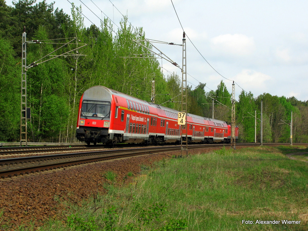 Jetzt geht es in der Chronologie weiter. Am 2.Mai, dem letzten Betriebstag der Strecke Knigs Wusterhausen - Lbbenau war ich auch unterwegs und zuerst kam diese RB 14 nach Senftenberg durch. Nchster Halt ist Gro Kris.