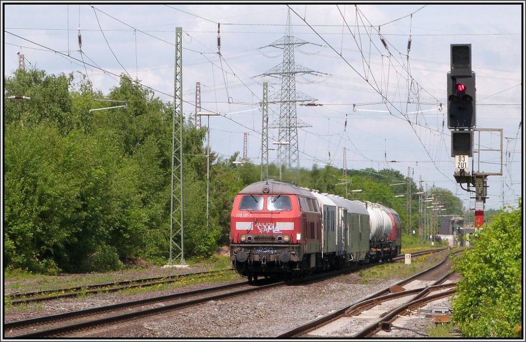 Jetzt geht es dem Unkraut an die Wurzel. Ein Spritzzug fhrt durch Lintorf Ratingen.
Als Zugpferd dient die 225 117-1.Bildlich festgehalten im Mai 2013.
