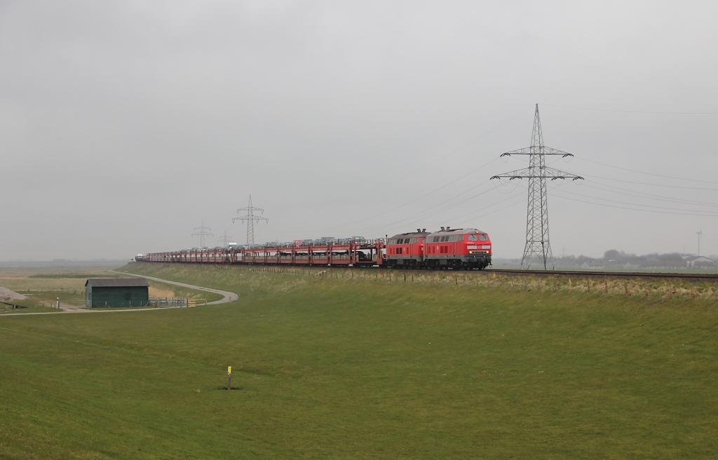 Jetzt geht's gleich fr 218 838-1 und 218 XXX rauf auf den Hindenburgdamm und mit dem Sylt-Shuttle rber nach Westerland. Aufgenommen am 09.04.2012.