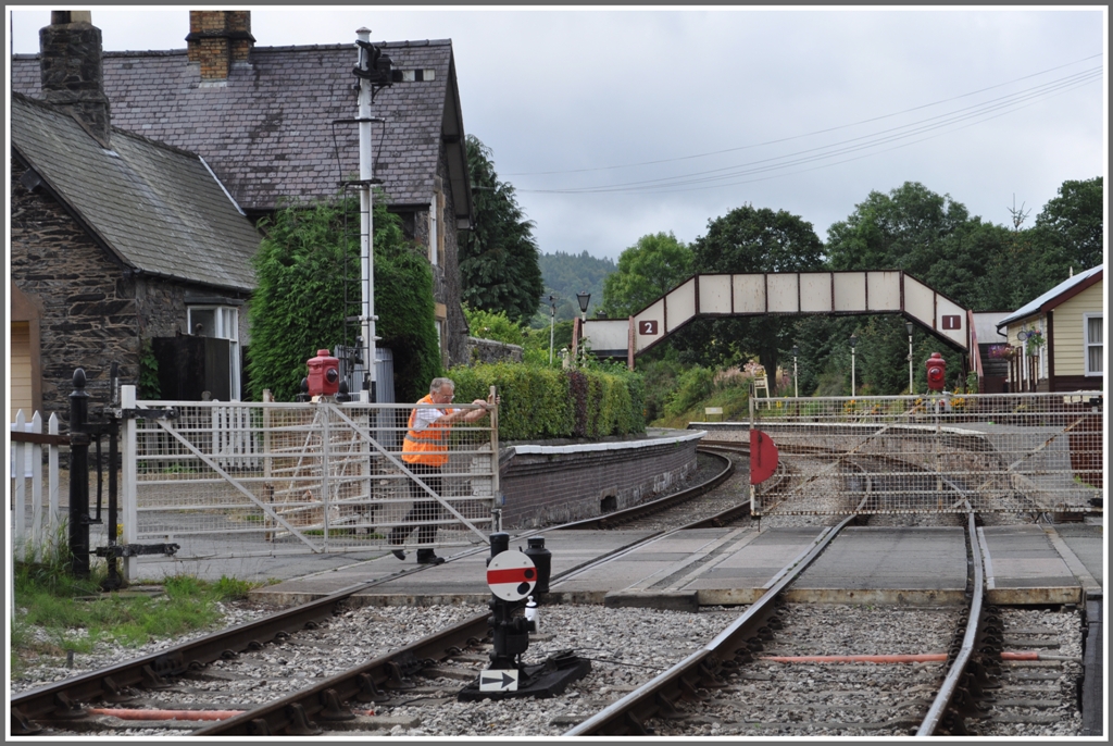 Jetzt gehts in umgekehrter Reihenfolge, die Strasse erhlt freie Fahrt, die Bahn ist gesperrt. Glyndyfrdwy (16.08.2011)