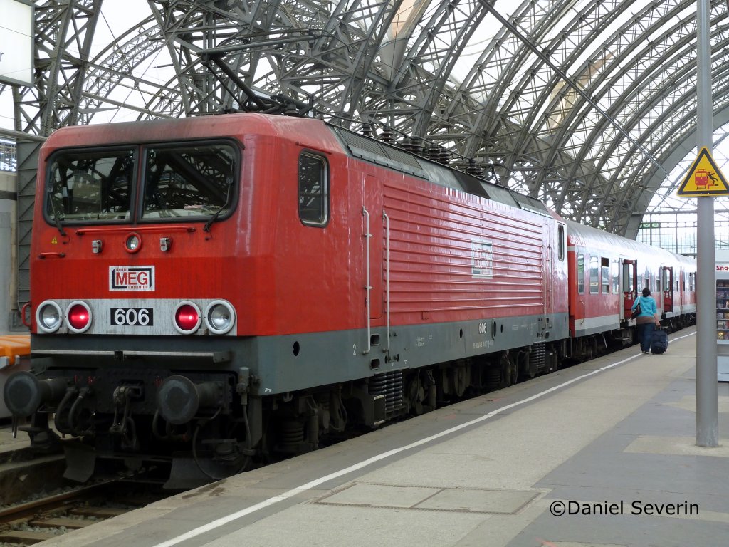 Jetzt hat die DB-Regio schon keine 143er mehr und mietet sich welche von der MEG, schon seit 1 Monat manchmal so anzutreffen.
Hier im Dresdner HBF 143 (864), MEG 606 auf dem RE nach Cottbus.
1.7.11