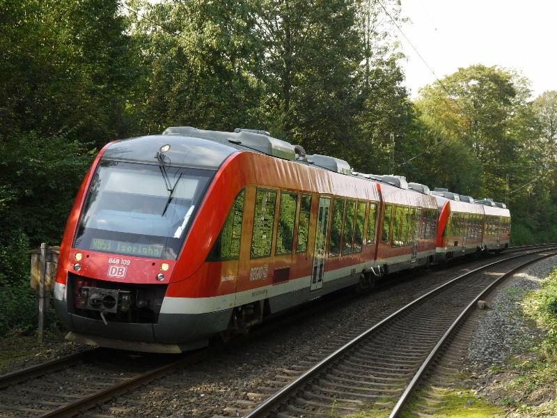 Jetzt kommt ein Lint in Doppel Einheit eingefahren. Der VT 648 109 fhrt als RB 53 nach Iserlohn, bei einem kurzem Aufenthalt im Signal Iduna Park. 23.09.2011