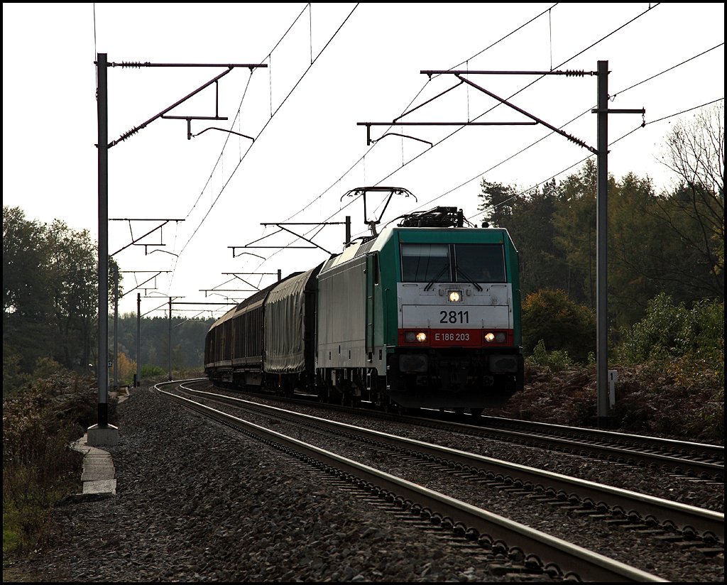 Jetzt mal wieder was von der Montzenrampe: E186 203 (2811) ist von Moresnet komment in Richtung Aachen unterwges. (22.10.2009)