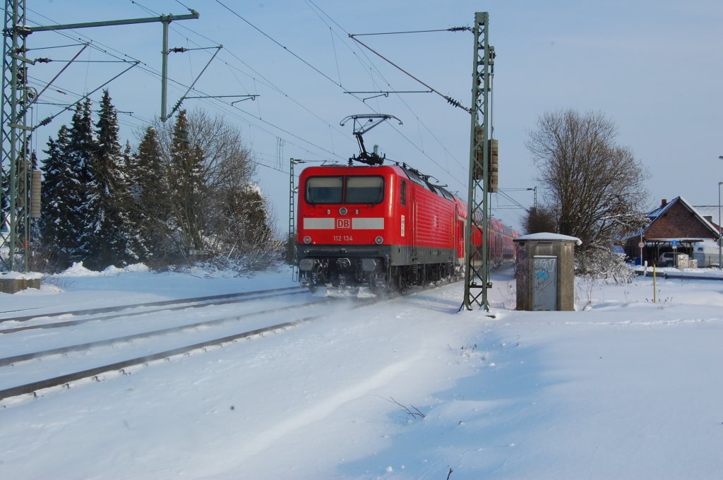 Jetzt mssen auch die 112er auf der RE4 Dienst versehen. Hier schiebt die
112 134 ihren Zug durch Kleinenbroich bei bestem Sonnenschein ber die schneebedeckte Strecke. 25.12.2010 