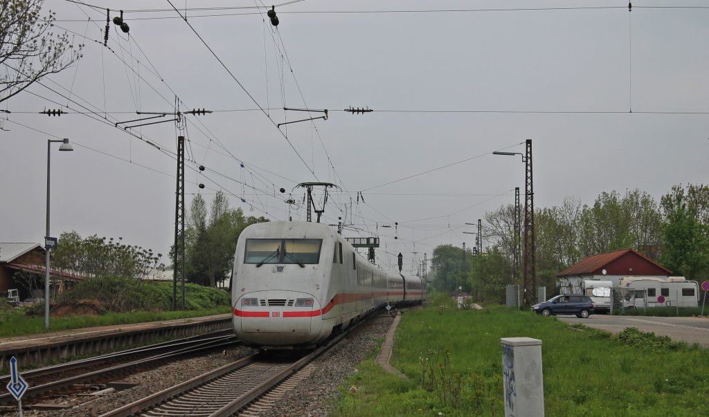 Jetzt nur eine Nummer h�her: Nachschuss auf 401 089-8  Castrop-Rauxel  am 02.05.2013 bei der Ausfahrt aus dem Bahnhof von Kenzingen.