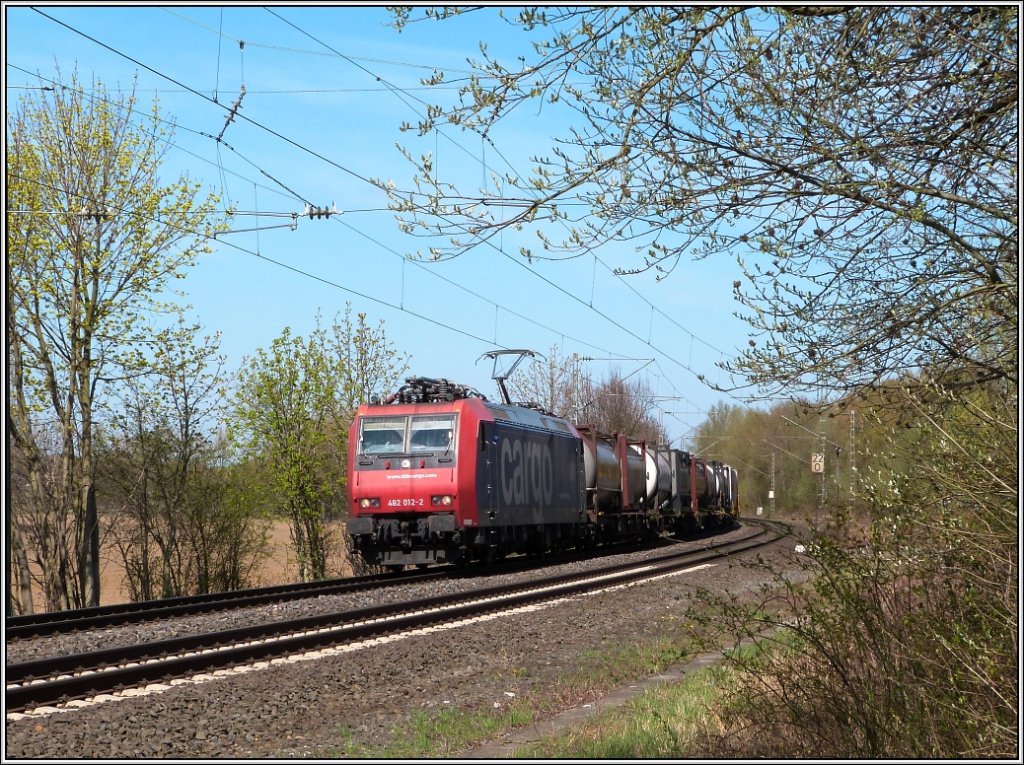 Jetzt treibt der Frhling seine Blten richtig voran. Mittendrin erwischt,die 482 012-2 mit ihrer Gterfracht unterwegs bei Rimburg. Richtig viel Gterverkehr heute 
auf der KBS 485. Bildlich festgehalten am 20.April 2013.