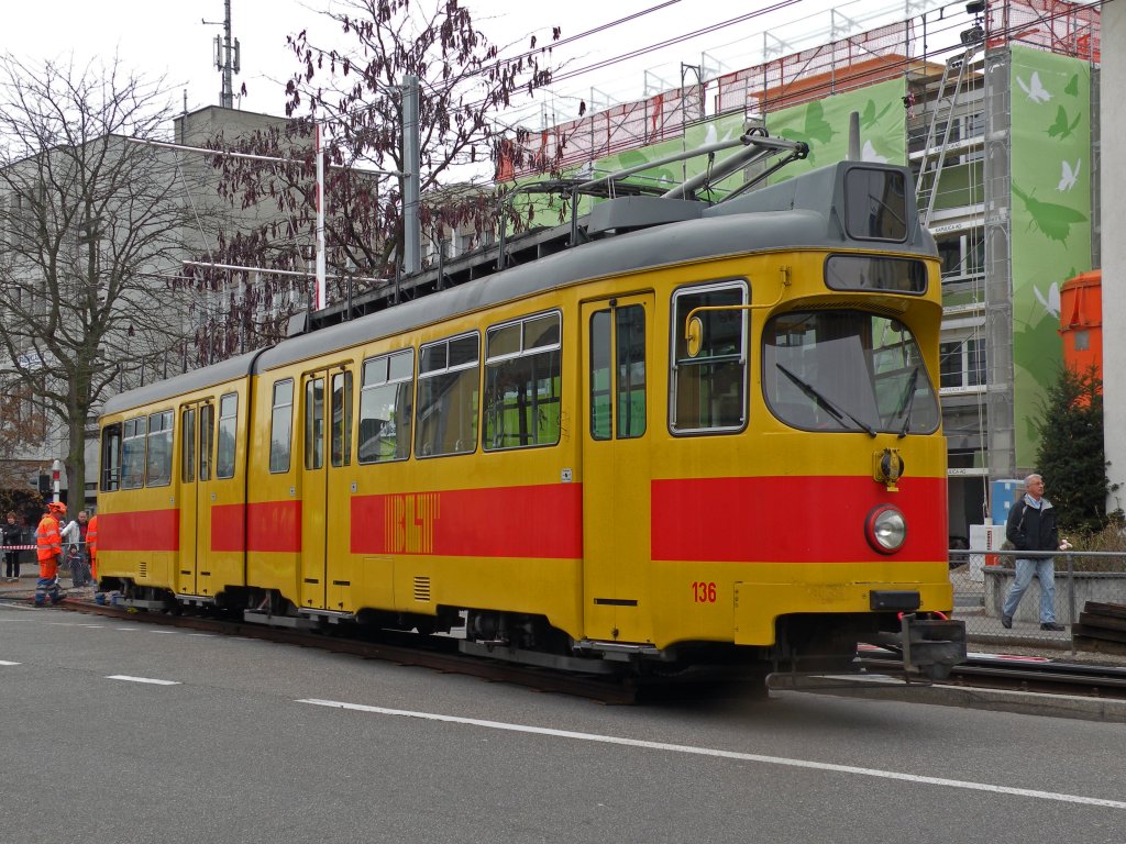 Jetzt werden die beiden Kranwagen in Stellung gebracht. Mit diesen Kranwagen wird der Dwag auf die Seite gelegt werden. Die Aufnahme stammt vom 10.11.2011.