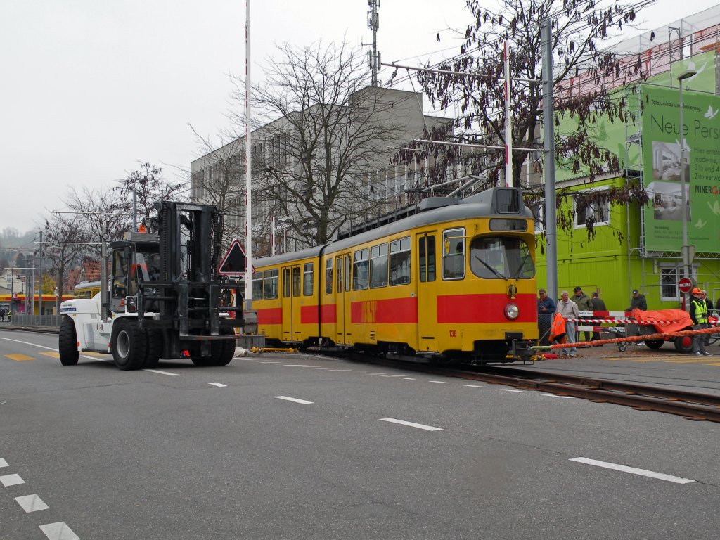 Jetzt wird der Dwag 136 in die Endposition gezogen. Die Aufnahme stammt vom 10.11.2011.
