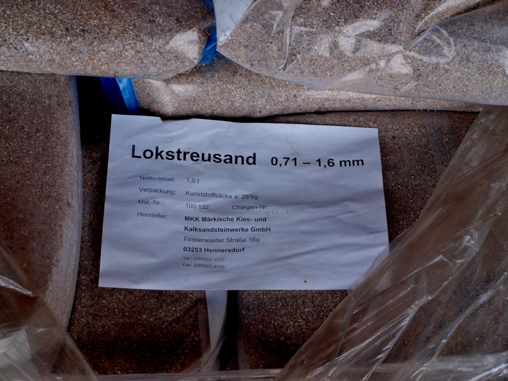 Jetzt wissen wir auch wo der Lokstreusand herkommt, der fr den ntigen Grip bei diesem miesen Wetter sorgt. Hier in 25 kilo Scken abgepackt gesehen am 24.01.2011 in Aachen West.