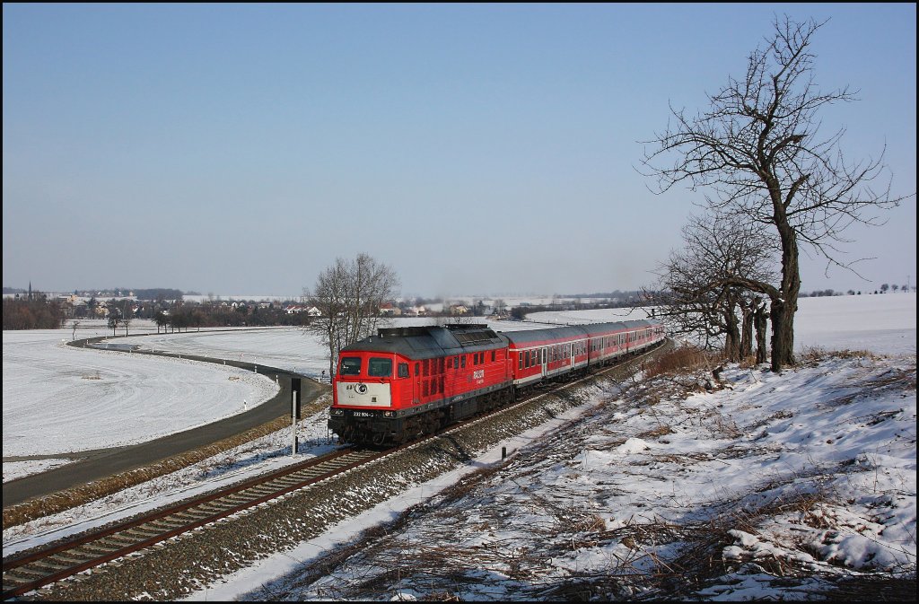 Jetzt wo wir uns alle auf den Frhling freuen, mchte ich noch mal einen kleinen Rckblick in den Winter machen und den wahrscheinlich am meisten fotografierten RE in Deutschland von Erfurt nach Altenburg zeigen, wie er noch im Februar 2011 unterwegs war.
Fr mich ist es immer wieder erstaunlich gewesen, welchen Weg so mancher Fotograf auf sich genommen hat, um diesen Zug in seine Sammlung aufzunehmen.