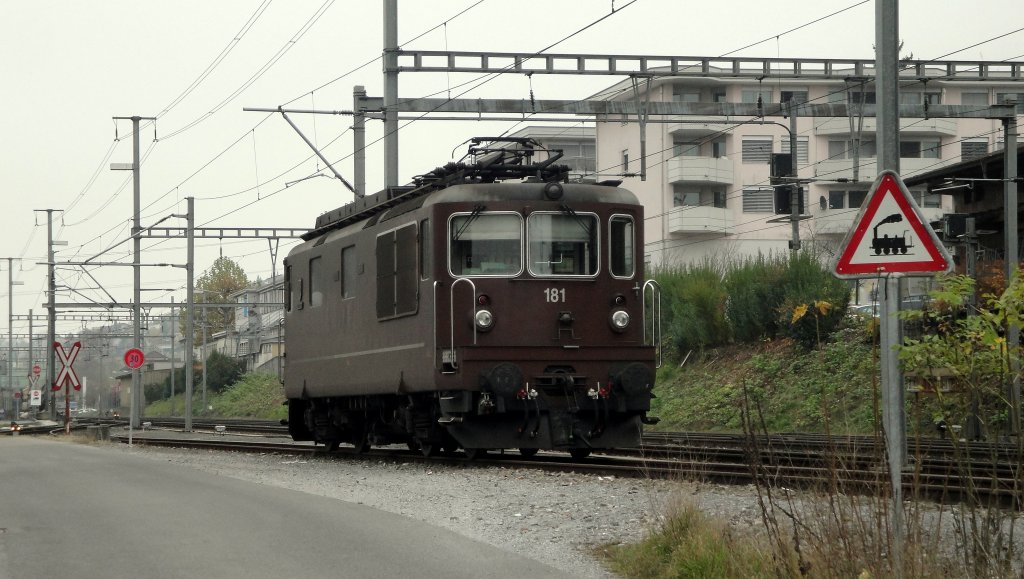 Jeweils Samstags ist seit einigen Monaten in Gisikon-Root (Anschluss Perlen) eine Re 425 der BLS abgestellt. Am 12.11.11 war es die Re 4/4 181  Interlaken .
Fr diesen Neuverkehr wurde auch das Abstellgleis fr die Lok elektrifiziert.