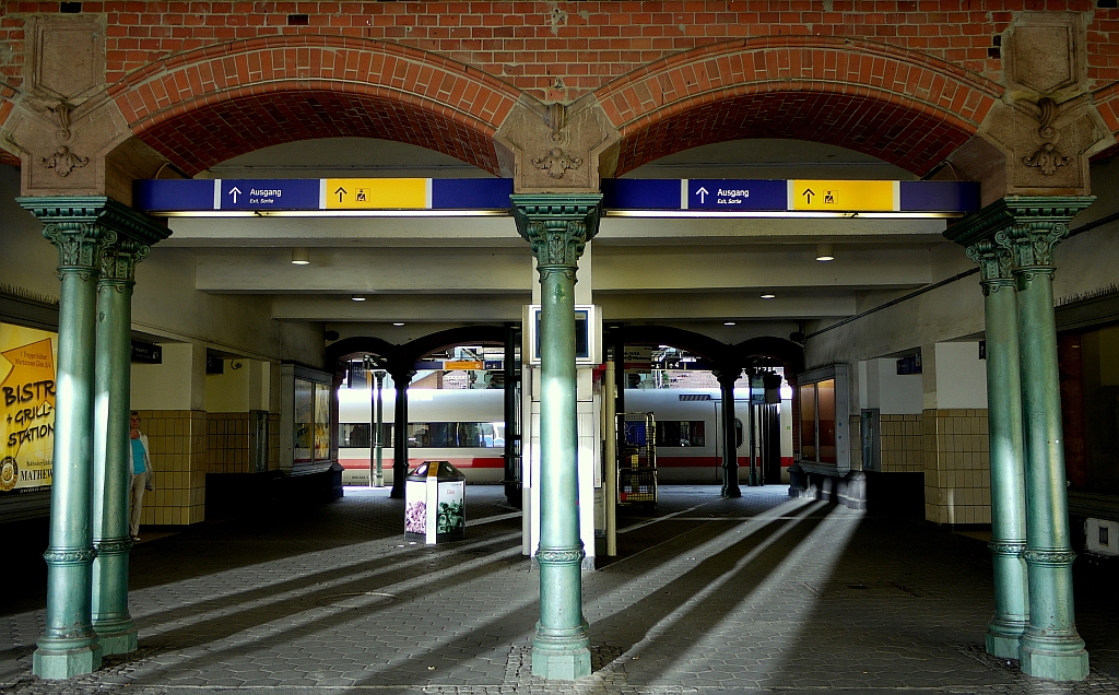 Jeweils sechs gusseiserne Sulen markieren den Durchgang von einem Gleis zum anderen auf dem Inselbahnsteig des Bahnhofs Hamburg-Harburg. 9.6.2013