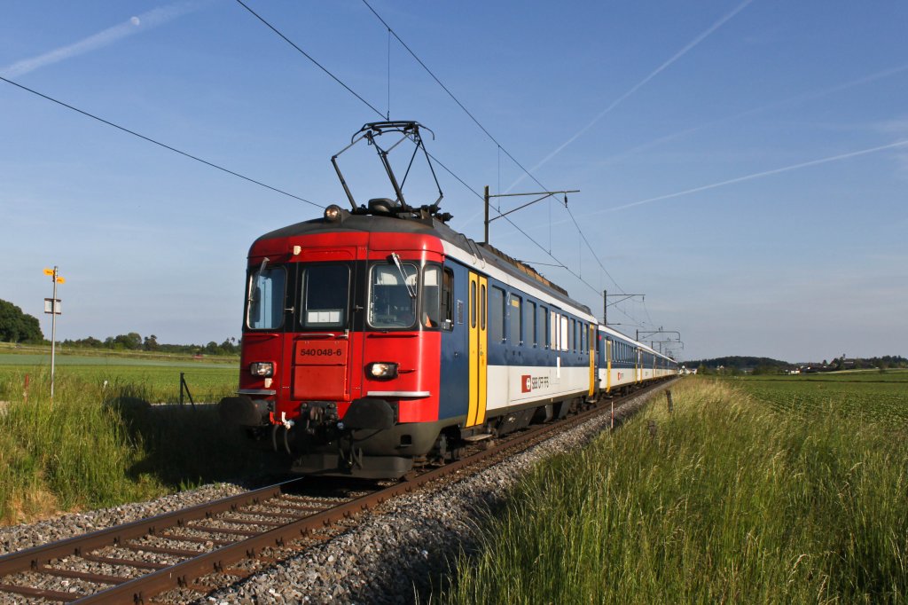 Jeweils zu den Spitzenzeiten Morgens und Abends verkehrt die beschleunigte Linie S11 der Zrcher S-Bahn von Altstetten und Hardbrcke nach verschiedenen Zielen in der Ostschweiz. Derzeit werden noch grosse Teile dieser Leistungen von Hochleistungstriebwagen der Reihe RBe 540 gefhrt, die aber zunehmend von moderneren Doppelstockzgen abgelst werden. Die S11 19173 (Zrich Hardbrcke - Schaffhausen) konnte hier mit dem fhrenden RBe 540 048 nahe Humlikon abgelichtet werden. (13.Mai 2011)