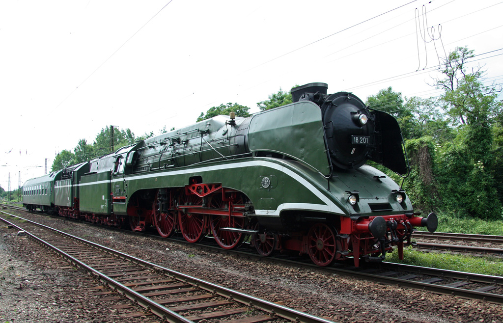 Jimmo meldet sich zum Dienst zurck! Aus Meiningen kommend, durchrollt die Lok am Mittag des 31.05.2011 (leider im totalen Gegenlicht)in aller Seelenruhe Merseburg. Den geplanten Einstzen am 2. und 4.Juni drfte nun nichts mehr im Wege stehen.