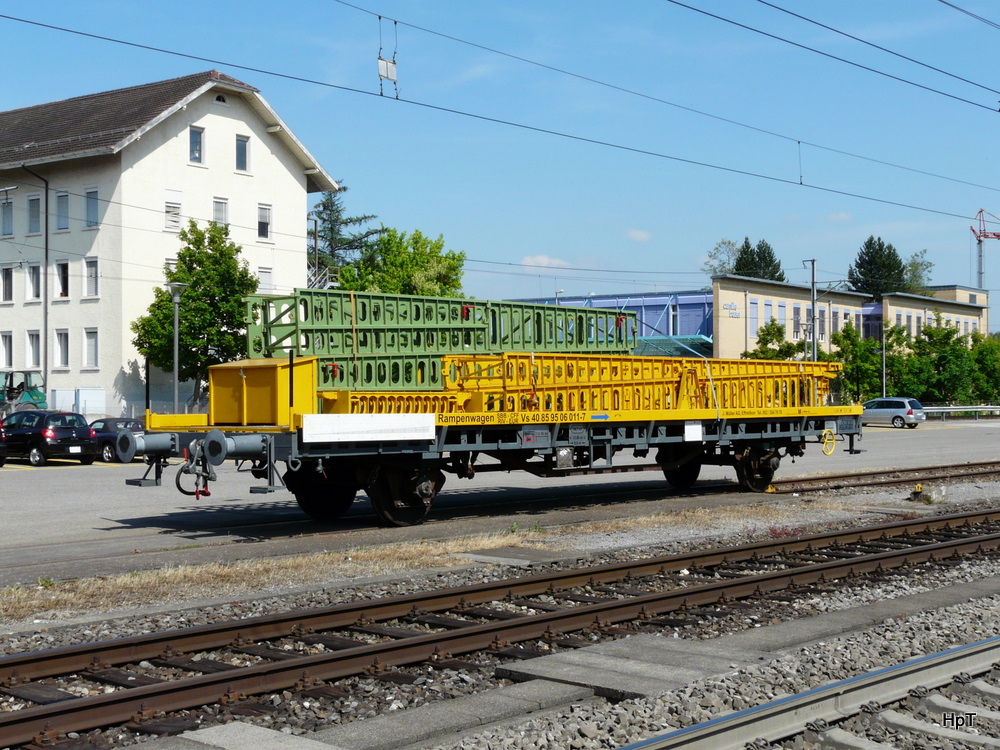 J.Mller Gleisbau - Rampenwagen Vs 40 85 95 06 011-7 abgestellt im Bahnhofsareal von Wohlen/AG am 23.05.2011