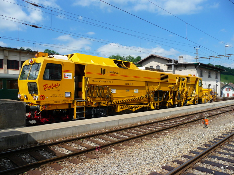 J.Mller.AG - Gleisunterhaltsmaschine VTmas 40 85 95 81 910-8 abgestellt im Bahnhof Huttwil am 04.06.2010