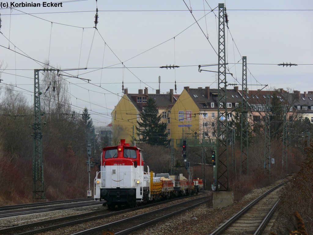 Johanna 01 mit Baumaterial, das fr den Umbau des Bahnhofs Pasing bestimmt ist, auf dem Weg vom Ostbahnhof nach Pasing am Heimeranplatz, 20.03.2010