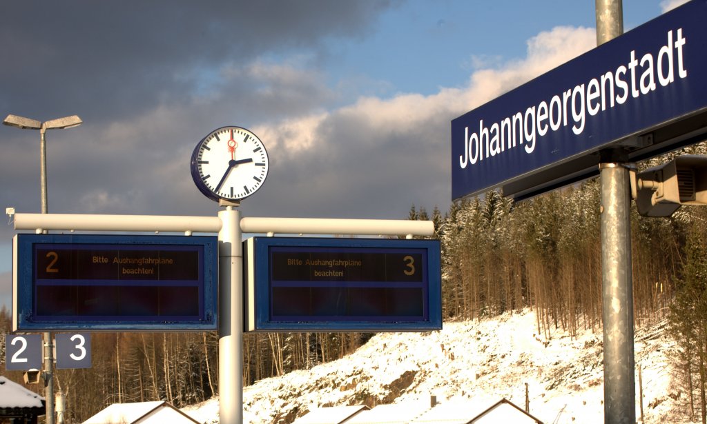 Johanngeorgenstadt Bahnsteig  2/3 
Die  modernen  Zielanzeiger sind schon lange ausser Betrieb, wie die Fahrdienstleiterin dem Fotografen am 13.01.2012 gegen 14:35 Uhr versicherte.
(Jawohl, es gibt noch eine Fahrdienstleitern, da Johanngeorgenstadt Grenzbahnhof ist)