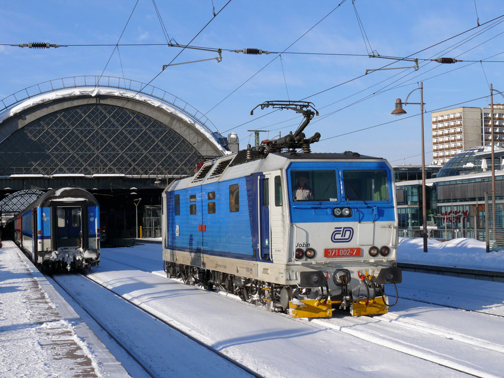  Join  hat wesentlich schneres Wetter als tags zuvor die Schwesterlok  Gottlieb . Nachdem CD 371 002 den EC 176 aus Brno (Brnn) nach Dresden Hbf. gebracht hat, fhrt diese Kndelpresse in die Warteposition, um dann den EC 175 aus Hamburg-Altona nach Budapest zu bernehmen; 16.12.2010
