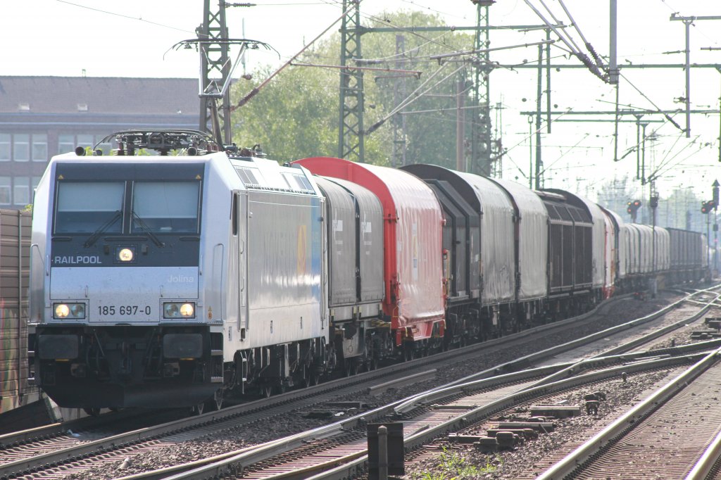Jolina alias 185 697-0 der Railpool/ Novelis mit einem Gz Schiebewandwagen am 12.05.2013 in Hannover Linden/Fischerhof.