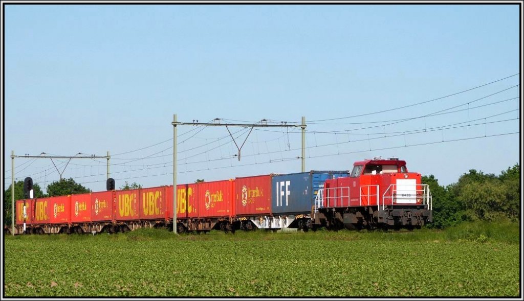 Joop ist unterwegs,mit einen Containerzug am Haken geht es in Richtung Sittard fr die Mak samt Anhang. Location: Echt / Niederlande im Mai 2012.