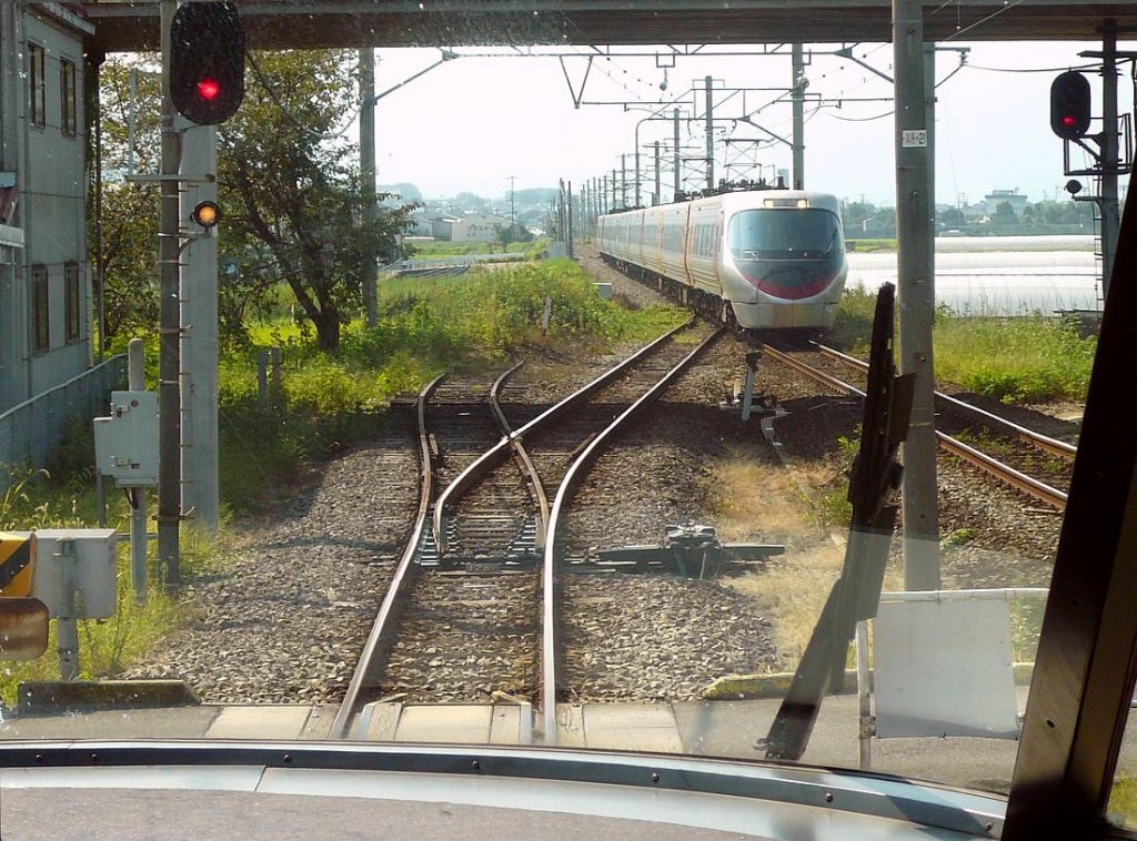 JR Shikoku Serie 8000: Eine 5-Wagen- und eine 3-Wageneinheit kommen in dieser für die Nordküste der Insel Shikoku typischen ländlichen Kreuzungsstation Ishizuchiyama entgegen. Aufnahme durch die verglaste Führerstandrückwand. 17.September 2009. 