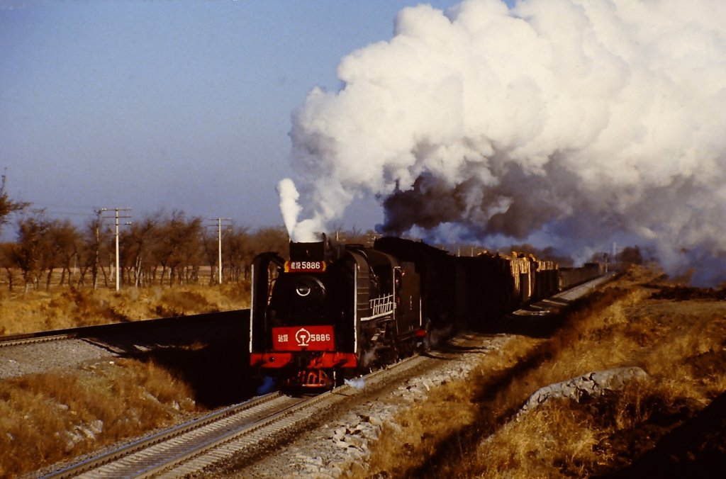 JS 5886 im Herbst 1984 als Vorspann in einer Steigung in der Nhe von Harbin.